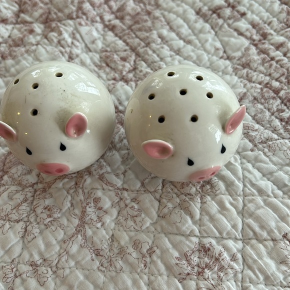 Salt and pepper shakers - Picture 3 of 4